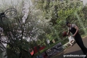 la vieille en chaleur veut se taper un basquetteur