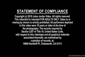 belle brune en lingerie sexy paye sa dp