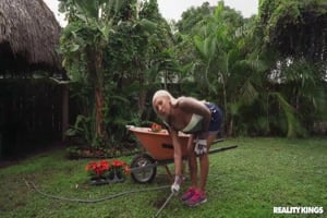 kona jade, une black blonde qui fait du jardinage..