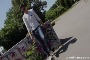 amateurs jeunot se fait sucer en publique par une vieille chouette