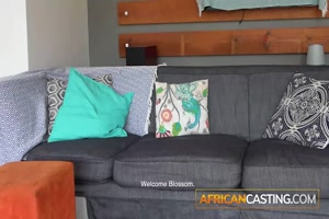 Blossom : une femme noire sexy en casting