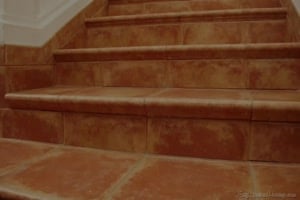 plan à 3 avec des bourgeoises dans les escaliers