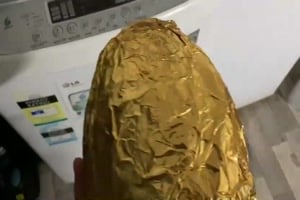 utahjaz ouvre son oeuf de Pâque en chocolat