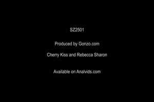 Cherry kiss and Rebecca Sharon dans ce double gangbang