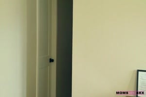 britney amber se surprend entrain de se branler sur un porno sur son telephone