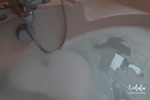 Un cul de rêve prend un bain et se fait baiser