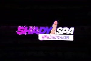 jade kimiko une masseuse sexy qui fait un happy ending