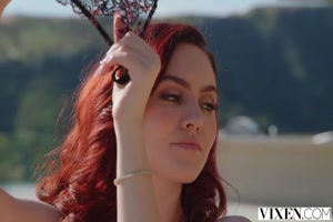 octavia red et freya Parker en trio avec un chauve