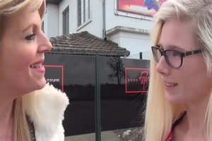 tina une blonde amatrice à lunette peu farouche