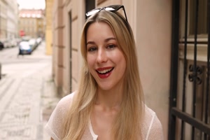 cassandra exhibe ses beaux seins en marchant dans la rue