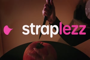 ballerine baise une copine avec un strapon pour halloween