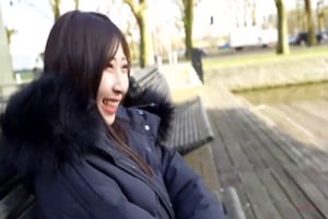 il rencontre une japonaise nerveuse et timide pour un premier porno