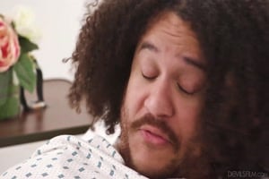 alison rey se fait baiser sur le lit d'hôpital par le doc