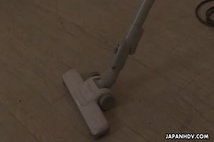 une asiatique qui fait le menage en petite culotte et un livreur pervers