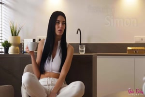 la lesbienne simon kitty lit le journal cold sur le corps de sa copine roni la lesbienne simon kitty lit le journal cold sur le corps de sa copine roni