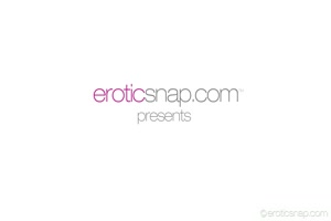 anneli in Extra Credit : une blonde sexy qui se masturbe avec un gode rose