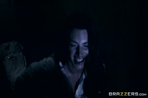 bonnie rotten ligotée et sodomisée comme il faut par une grosse queue