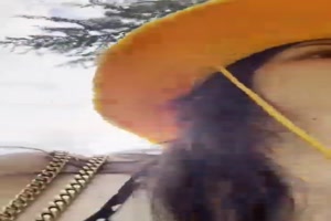 la teen francaise bunnyfly se touche dans les toilettes publiques