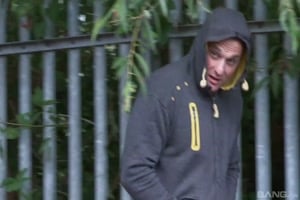 stacey saran en uniforme de police attrape un voleur