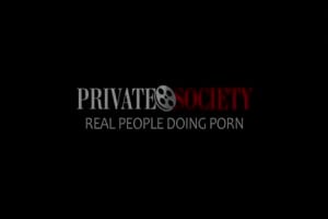 une mature dans un gangbang nocturne