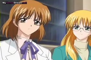 hentai : il se branle devant deux lesbiennes qui se touchent