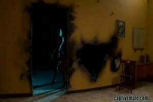 deux dominas attachent un mec et le sodomisent avec un strapon