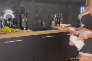 celia ricci en soubrette sexy joue avec une banane