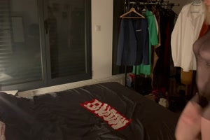 une belle blonde a forte poitrine se masturbe avec sa collection de toys
