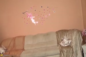 un jeune baise 3 femmes mures excitantes en même temps