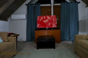 bdsm lesbien : Cathy joue avec sa soumise tenue par sa laisse de chien