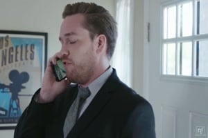 un mari comblé fait un plan à 3