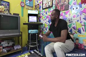 crystal chase baise avec un bbc qui joue a Mario
