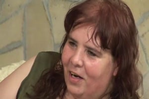 une horrible grosse mamie bouffeurse de chips se fait baiser