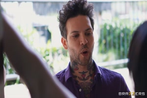 mona azar, gothique qui pratique la gorge profonde