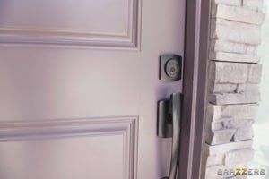 connie perignon t'ouvre la porte de sa maison! attention il y a du monde au balcon!