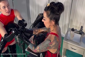 deux femdom avec des gants en cuire et leur soumis