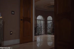 kimmy kimm masse un homme dans son bain