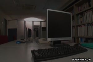 reiko kobayakawa baise une japonaise super excitée au bureau avec ses collègues