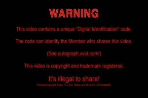 amateur : madame lui fait une belle branlette avec des gants en latex