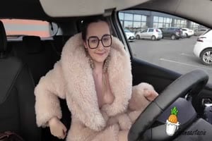 coquine à lunette se toy dans la voiture