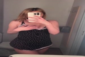 lea chipie fait la coquine devant son miroir