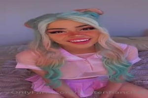 cette teen kawaii suce un gode pour ses fans