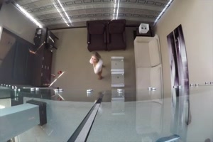 petite cam planquée dans la douche avec une belle beurette