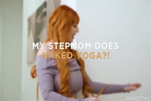 My stepmom does naked yoga : elias cash surprend lauren phillips en train de faire du yoga nue