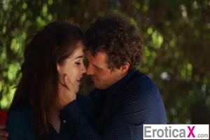 cette belle brune se met a genoux pour le sucer et le branler, c'est beau!