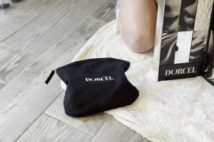 chloe duval et son amie testent leur cadeau de noel chloe duval et son amie testent leur cadeau de noel