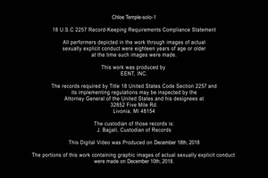 chloe temple en solo au bord de la piscine