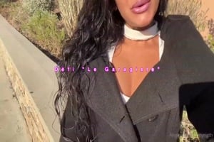 Le garagiste : angela doll francaise chez son garagiste Le garagiste : angela doll francaise chez son garagiste