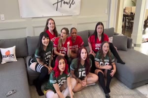 orgie avec un homme et huit filles du club de nfl