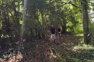polly et hiro font une balade en foret et baisent dans une maison abandonnée